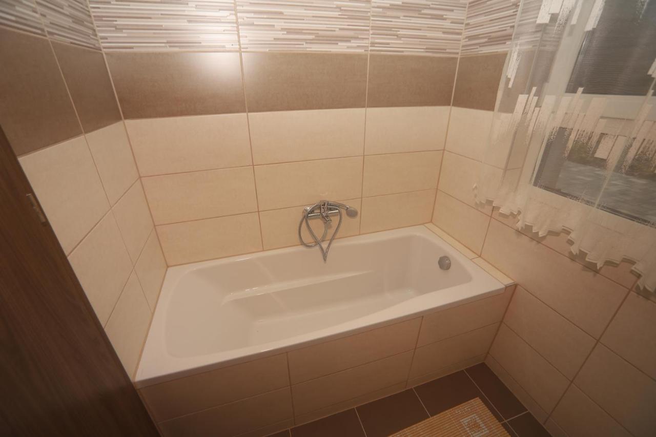 Adam Guesthouse I. Kecskemét Buitenkant foto