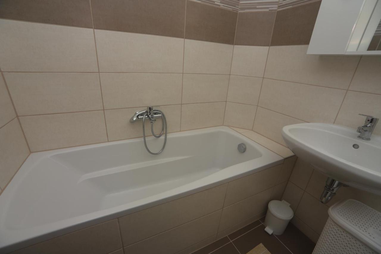 Adam Guesthouse I. Kecskemét Buitenkant foto